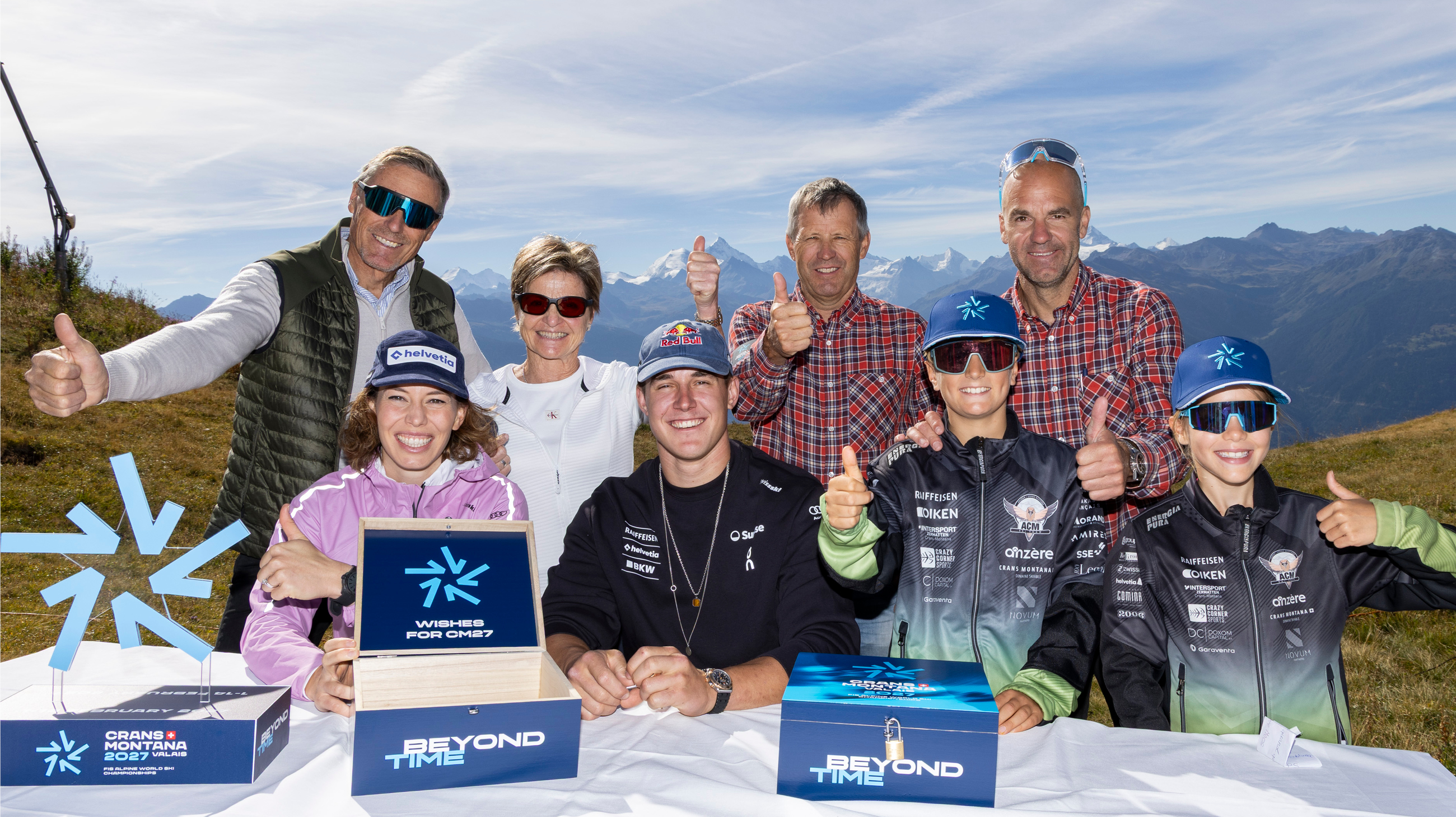 De g. à d. : Pirmin Zurbriggen, Champion du monde 1987 / Michelle Gisin, ambassadrice Crans-Montana 2027 / Erika Hess, Championne du monde 1987 / Franjo von Allmen, ambassadeur Crans-Montana 2027 / Claude-Alain Schmidhalter, président Crans-Montana 2027 / Adrien Baumann, jeune du ski-club de Venthône / Didier Défago, directeur général Crans-Montana 2027 / Noée Häfliger, jeune du ski-club de Crans-Montana